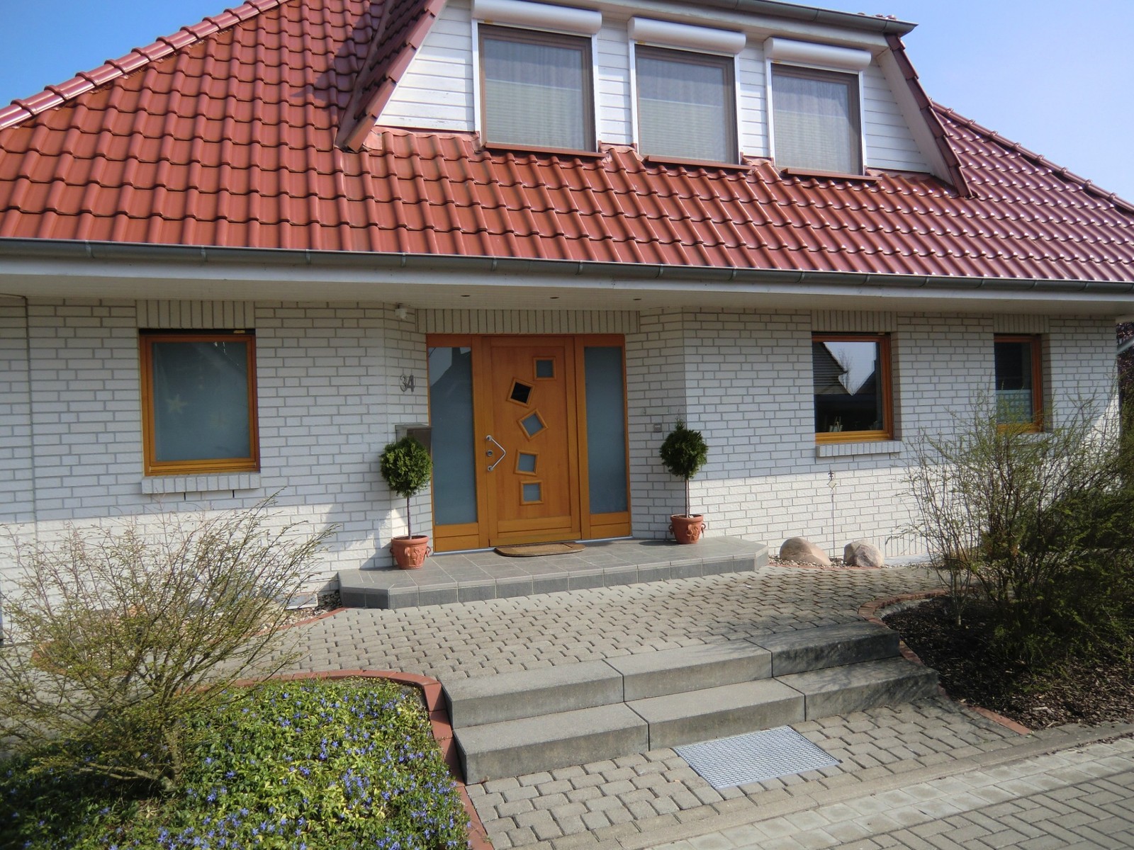 Moderne dunkle Haustür mit schmalem Seitenteil